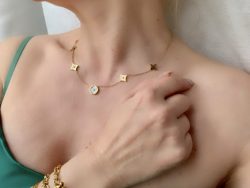 White flower 
sakaponka  
Gold necklace