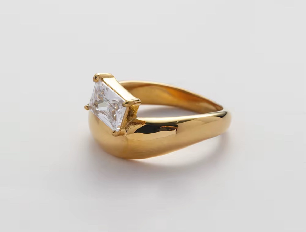 Gold meno ring